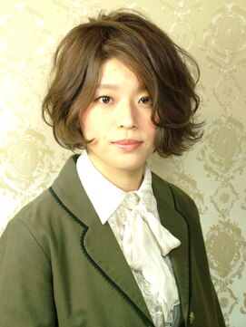 クオヴァディス(Quo VADIS) アシンメトリーな動きをつけたクラシック感のあるボブ