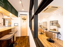 サリエ(S’allier)の雰囲気（カフェとサロンがお互い見えて、目線の合わない落ち着ける空間◎）