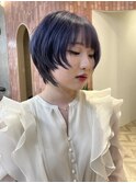 ショートハッシュカット顔周りレイヤーブリーチブルーヘア