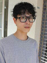 オーオ シカシカ(OOO YY) 眼鏡とも相性のいいショートマッシュ×スパイラルパーマ