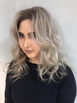 ジーナ(XENA) ホワイトパールベージュ