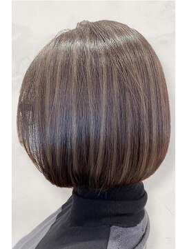 ユキオ ダル(Yukio Dal) ◎40代50代◎白髪ぼかし美髪ショートボブ