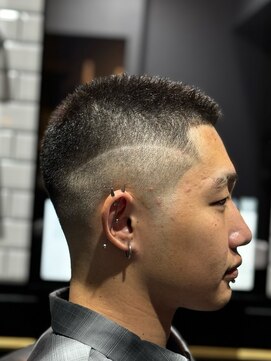 ボウズ　スキンフェード　ラインアート　メンズ