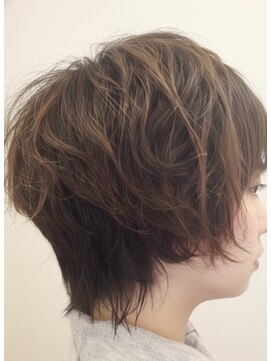 ナチュラ(Natur) 自分らしさを楽しむ。くせ毛を味方にする、軽やかなショートヘア