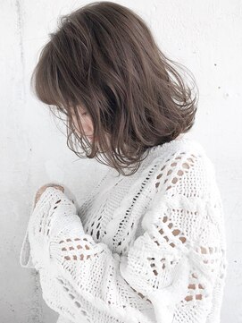 ルティア(Lutia) グレージュカラーで巻き髪との相性◎