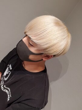 アクシー ヘアーアンドメイク(AXY HAIR&MAKE) ブロンドシースルーマッシュ金髪マッシュホワイトベージュ新宿