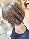 白髪ぼかしハイライト×ショートボブ