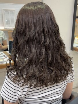 アメリ バイ アピッシュ(Amelie by apish) コテ巻き風パーマ上から少ししっかり目 30代 新デジタルパーマ