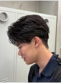 大人の抜け感を演出する、今トレンドのフェザーパーマ