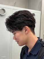 大人の抜け感を演出する、今トレンドのフェザーパーマ