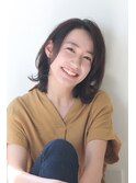 ミディアムボブ×ナチュラルウェーブ×フォギーベージュ