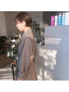 リリ(Riri) 横顔美シルエットショートボブ