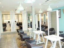 オーブ ヘアー フィノ 小樽店(AUBE HAIR fino)の雰囲気（開放感のある明るい店内で、くつろぎの時間をお過ごしください。）