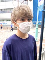 リタ(Lita)&nbsp;ミルクティーホワイトブロンドツーブロックマッシュ刈り上げ