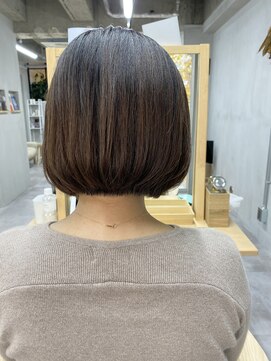 ヴィア(via) 襟足ギリギリのシンプルミニボブ×ナチュラルハイライト