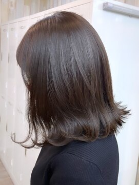 ネウィサリュー 立川(newi saLyu) 丸型卵形切りっぱなしボブ外ハネボブ美髪グレーベージュ立川