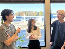 緊張しない理由は、スタッフ同士の距離の近さ