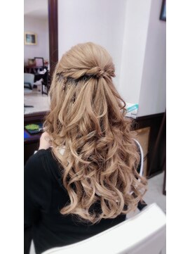 ムーブ(Moob) 強めウェーブでガーリーなハーフアップ【別府】