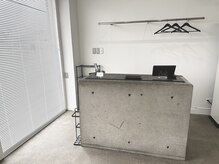 シム(sim)の雰囲気（雰囲気のあるコンクリートの受付でお出迎えいたします。）