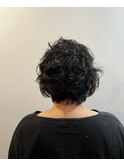 くせ毛を活かすショートボブにイメチェン