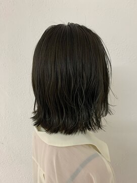 アングゥ ウル(ungu ul) カーキアッシュ