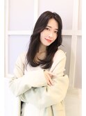小顔に見せるヘア×フェミニンダークアッシュ