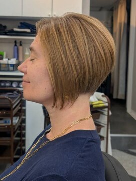 ヘアデザイニング ズーム 飯田橋店(hairdesigning Zoom) 前下がりショートボブ