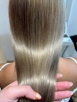 ムーム(Momb) 透明感ベージュ×ブリーチ仕上げ【折戸限定】