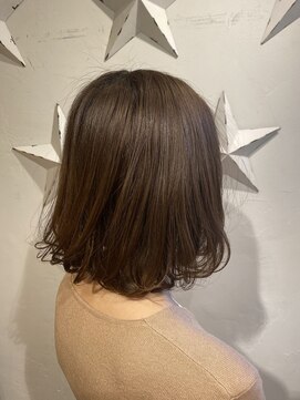 ヘアスペース リズム グリーン(Hair space Rizm green) 毛先を遊ばせるイメージのボブ