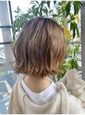 重みボブカットハイトーンベージュカラー