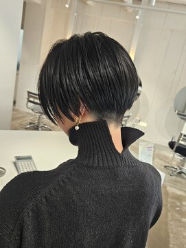 タートルネックにぴったり刈り上げハンサムショート