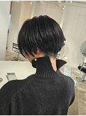 タートルネックにぴったり刈り上げハンサムショート