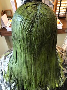 ヘアースペース マザーリーフ(Hair space Mother Leaf)の写真/化学物質不使用で髪・頭皮に優しく、ダメージレス！髪に優しいカラー剤で、艶のある仕上がりに♪