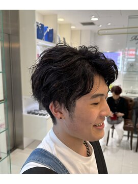 エアー 銀座タワー(AIR) くせっ毛を生かした刈り上げパーマスタイル