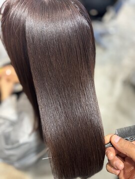 自然な艶感の柔らかストレートヘア