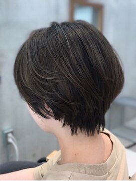 ニカイ(NIKAI.) 【ひし形ショート】ハンサムショートで大人可愛く