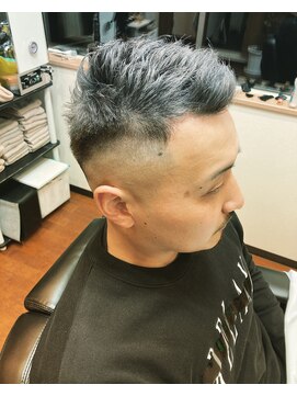 バーバーアンドスパ セブン(SEVEN) ホワイトシルバー&スキンフェード