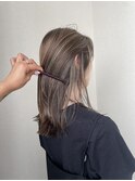 筋感のある細めハイライト外国人風オフィスで浮かないハイライト