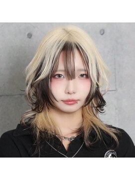 ガルテ(GARTE) ウルフカット×抜きっぱなしブロンドとインナーカラー