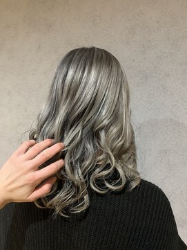 ヘアサロンM 新宿 シルバーグレー