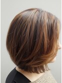 白髪ぼかし◎後頭部ふんわり、横顔が綺麗な前下がりショートボブ