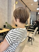 ヘイリー(HAILEY) ハイトーンベージュ×ショートヘア×大人可愛いスタイル