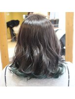 ジウ 上通り(JIU)&nbsp;インナーダークグリーン×外ハネ×ツヤ感×20代30代40代×小顔