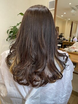 マーキア(Maackia) 巻髪スタイル