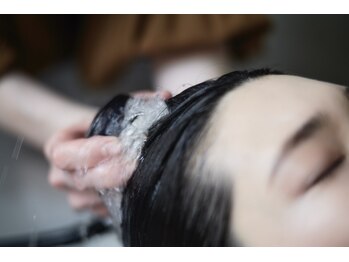 トゥルース(hair&eyelash Truth)の写真/【SNSでも話題のmarbb導入店！】マイクロバブルよりも、さらに細かい炭酸洗浄で頭皮環境を整えます◎