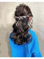 ハーフアップアレンジ　インナーカラー　巻きおろし