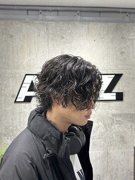 オルズ 渋谷(ALLZ) センターパートツイストスパイラルパーマウルフ黒髪無造作パーマ
