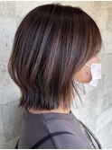 ミディアムレイヤー　くびれボブ　サイドバング　顔まわり