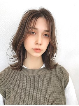 20代30代40代鎖骨ミディアムマロンベージュくびれミディ　担当畑