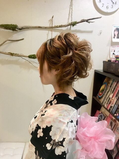 ショートヘアのふわふわなサイドアップ